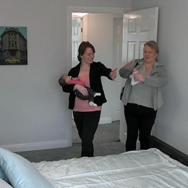 منزلا مجانيا لامرأة مكافحة ليكون ملاذا لها