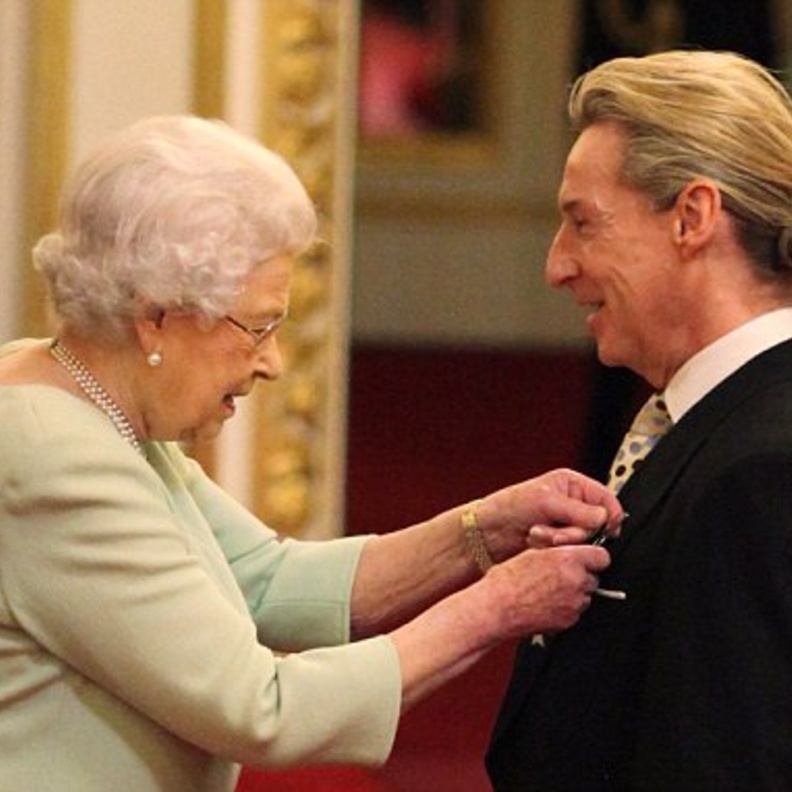 ملكة بريطانيا تكرم مصفف شعرها في قصر باكنجهام