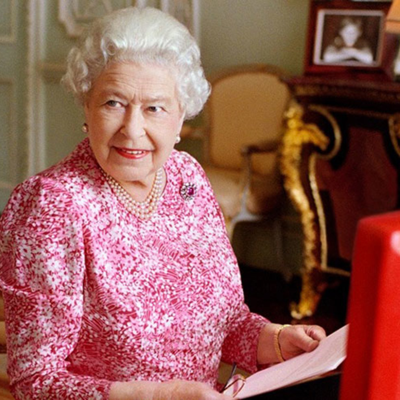 جميع بطاقات التهنئة موقعة بيد ملكة بريطانيا