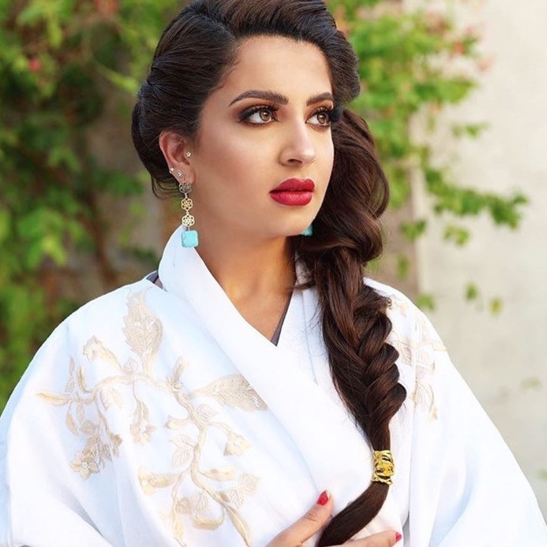 تسريحة مسائية أنيقة من المودل روز 