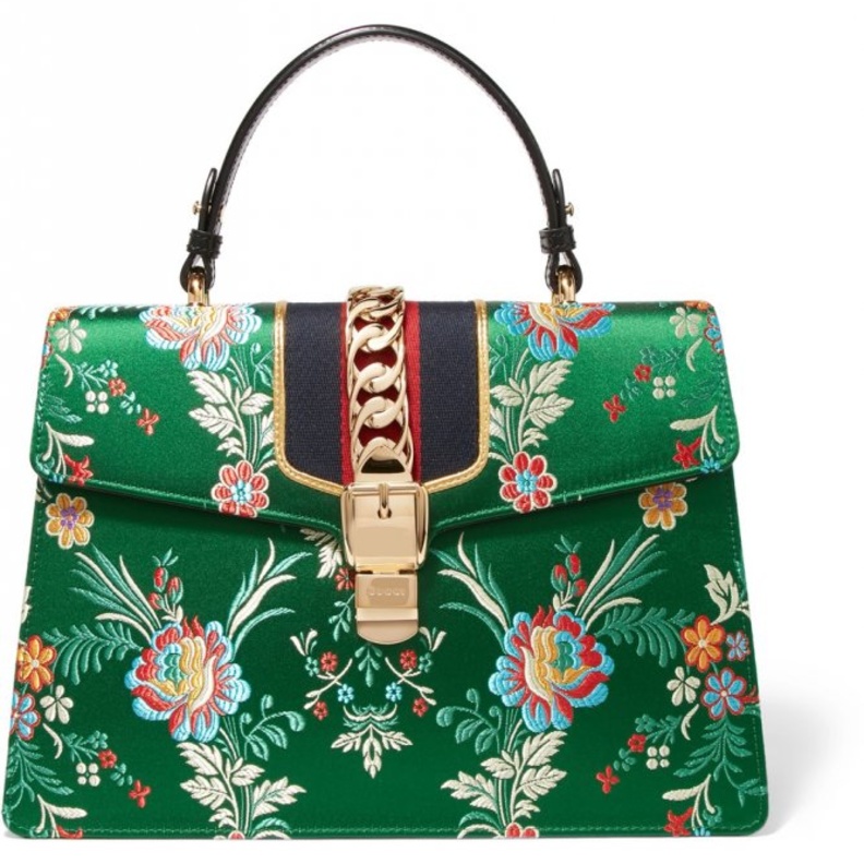 شنطة من فالنتينو.