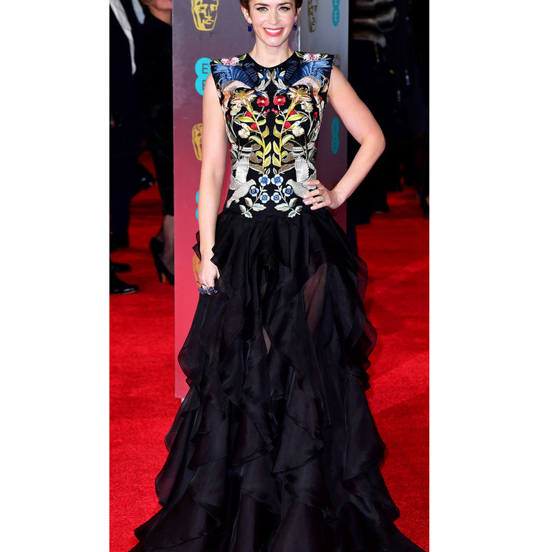 ايميلي بلانت في فستان أسود وملون من الكسندر مكوين