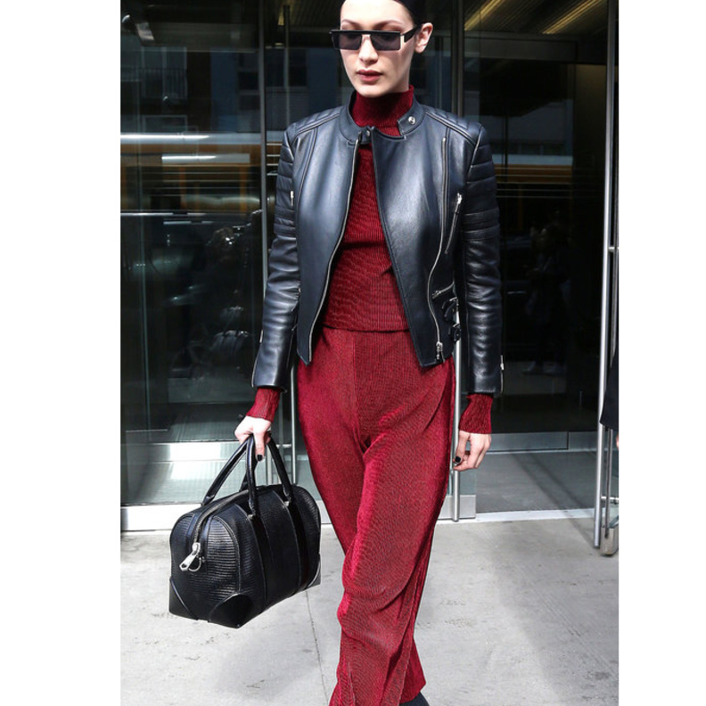 ملابس بنات بيلا حديد Bella Hadid مع اللون الأحمر المخملي والأقمشة المتطايرة