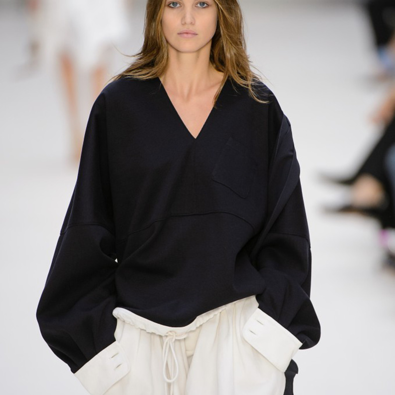 ملابس بنات مع السترات الشبابية من Balenciaga