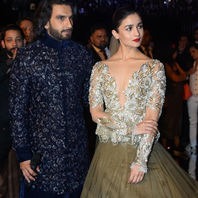 جلسات عمل قبل عرض مجموعة أزياء مانيش مالهوترا