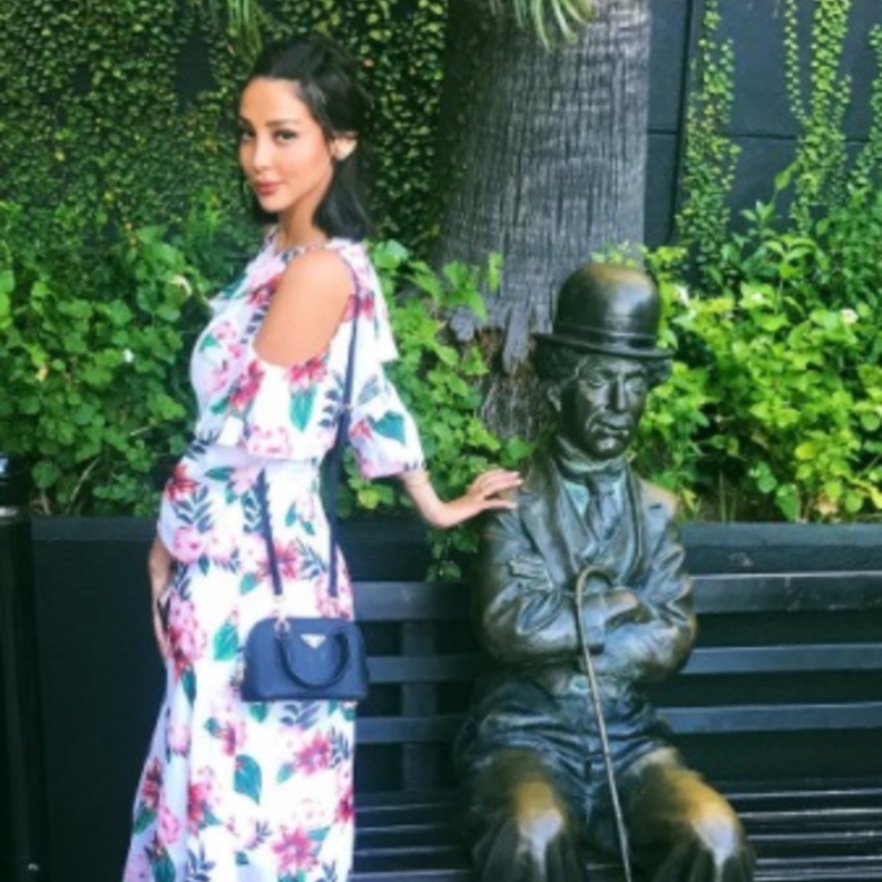 بسمة بوسيل تختار موضة الجينز الممزق مع الجاكيت الوردية الواسعة