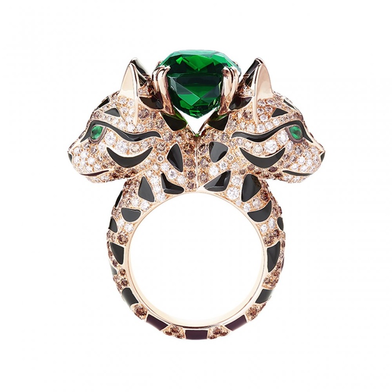 خاتم شانيل من الذهب الأبيض والماس والياقوت