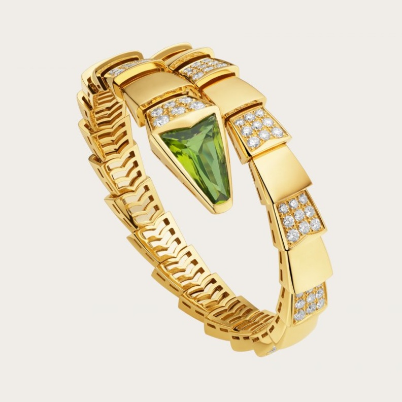 أسوارة فان كليف آند أربلز من الذهب والماس وحجر المالاكيت الأخضر.