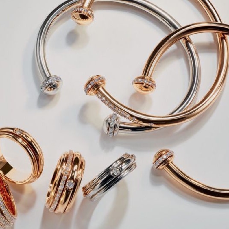 أساور بياجيه الملونة