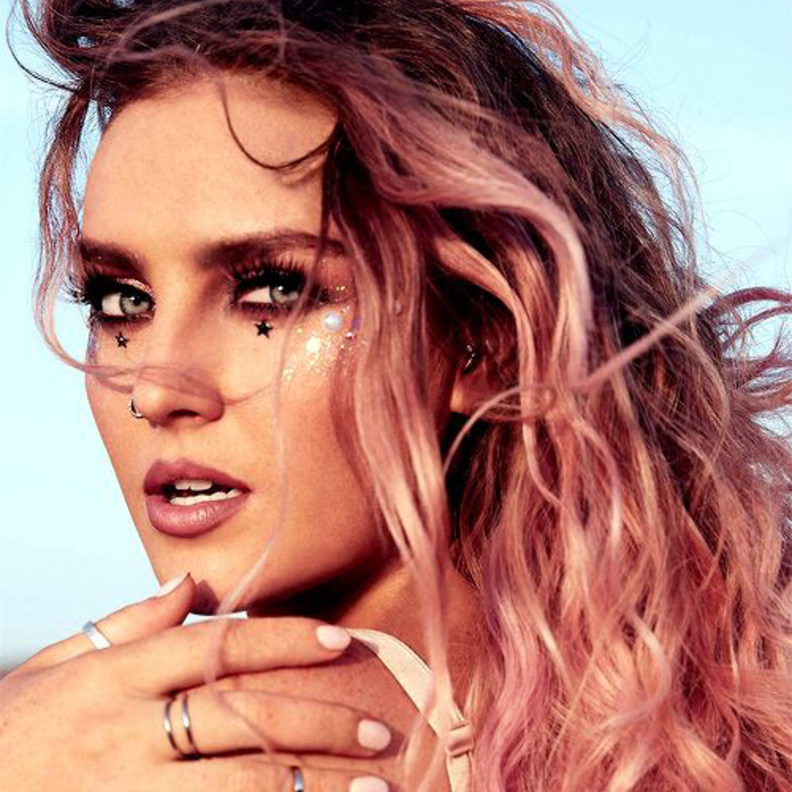 نيكي توتوريالز Nikkie Tutorials بملصقات العيون