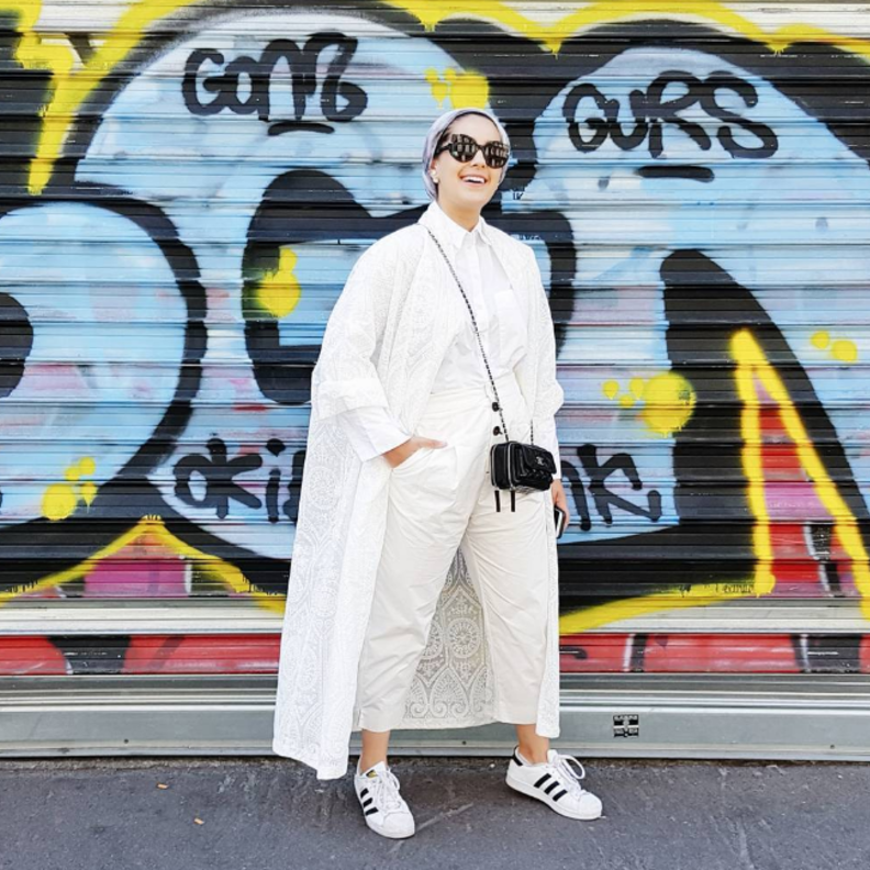 ناديا حسن بفستان أبيض كاجوال وأنيق