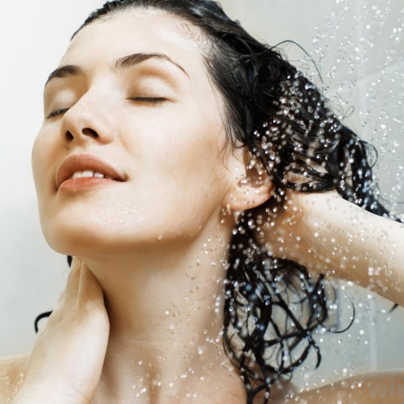 تستخدم بيكربونات الصودا في غسل الشعر كبديل للشامبو