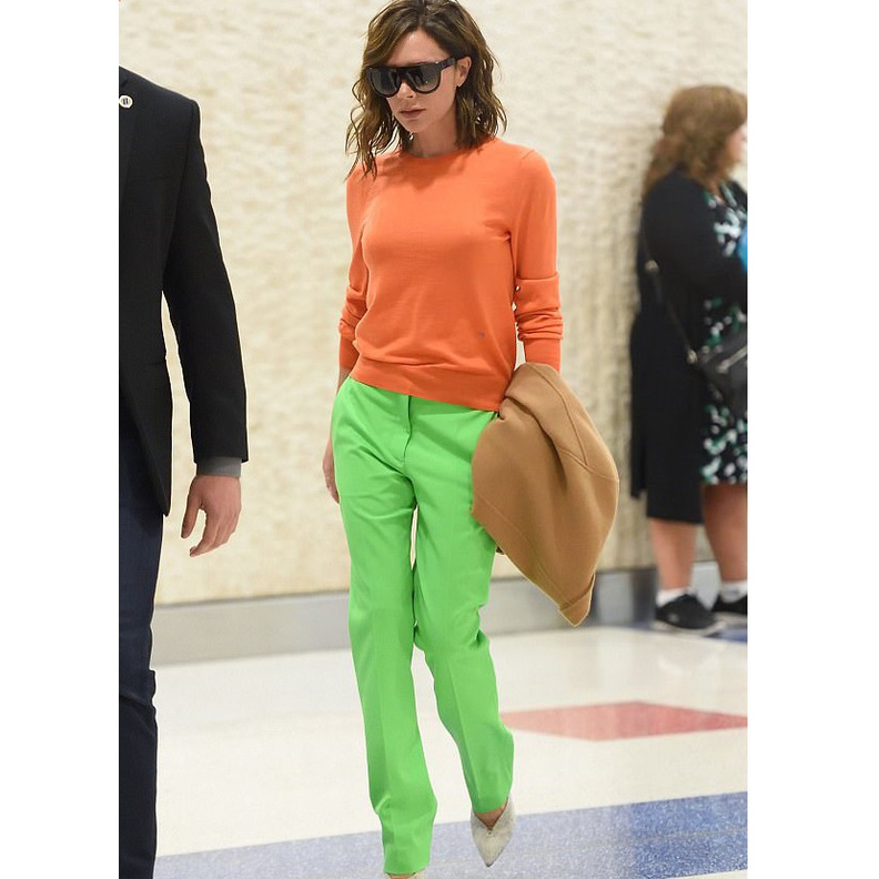 فيكتوريا بيكهام VICTORIA BECKHAM تتألق بموضة البدلات المربعة باللون الازرق