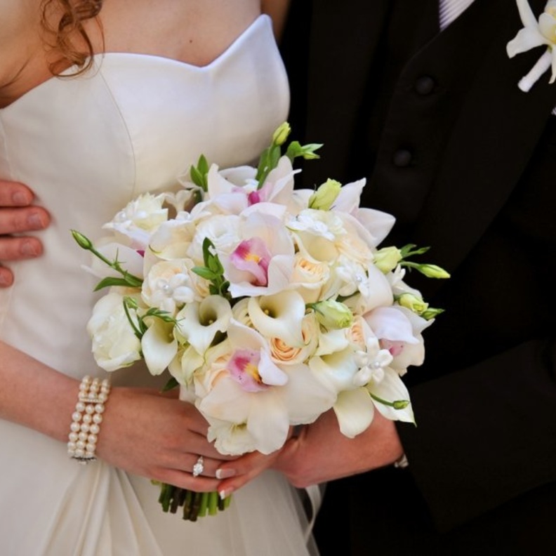 تناسق بين وردة العريس وبوكيه العروس