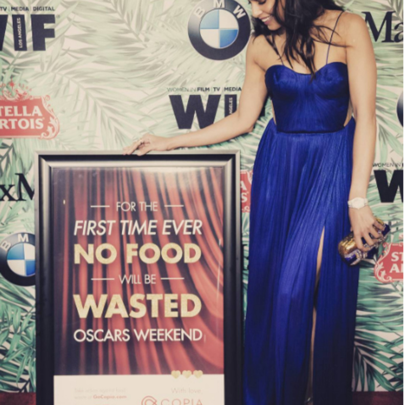 فريدا بينتو ساعدت في توزيع الطعام على الفقراء