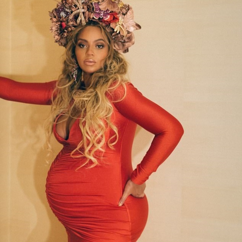 الأسود القصير والجزمة وحقيبة من دار غوتشي