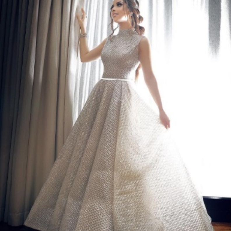 بلقيس تألقت بفستان سهرة فضي من توقيع المصمم يوسف الجسمي