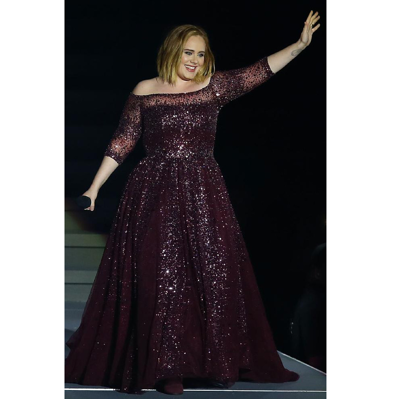 اديل Adele تمايلت بفستان أسود براق من دار Jenny Packham