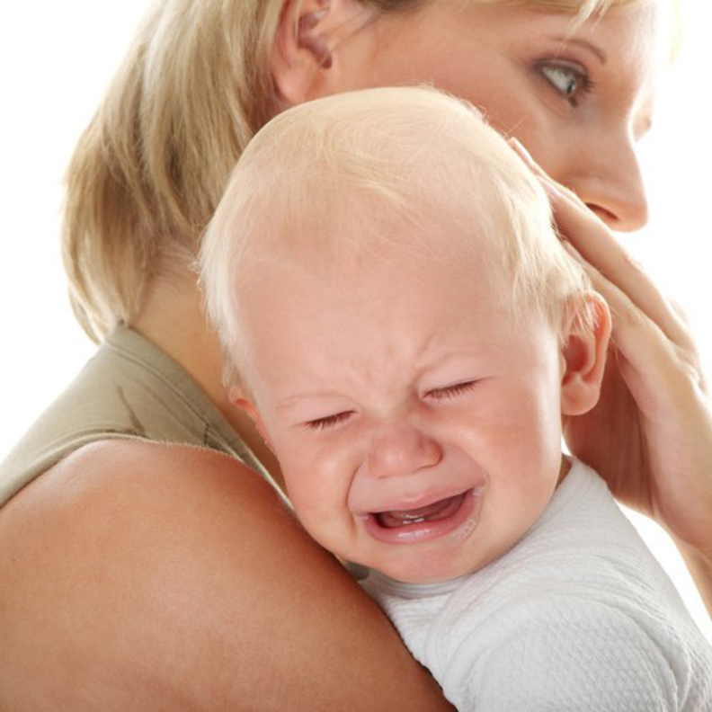 دراسة تؤكد سبب توقف الرضيع عن البكاء بعد أن تحمله أمه