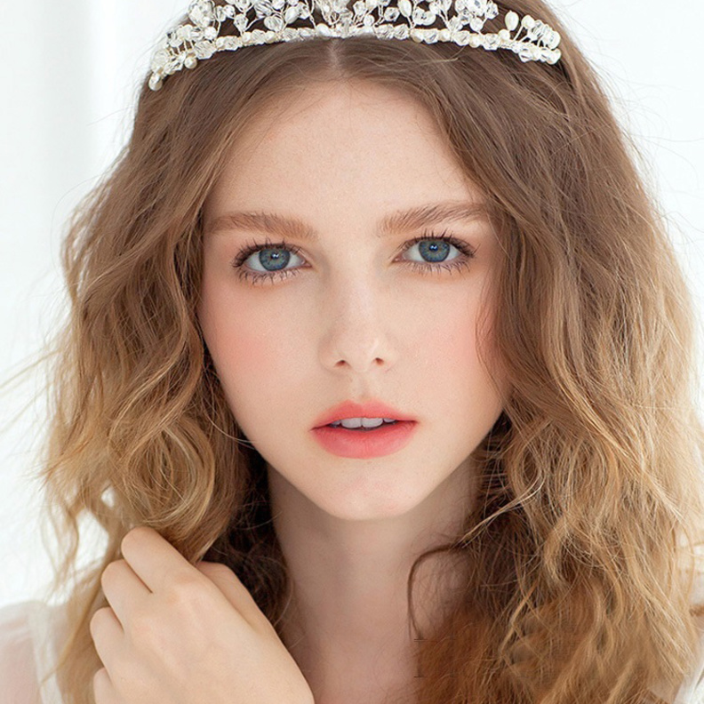 تاج ذهبي للعروس.