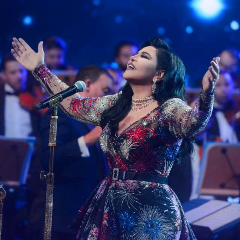 أحلام تتألق بفستان سهرة مع طبعات النجوم