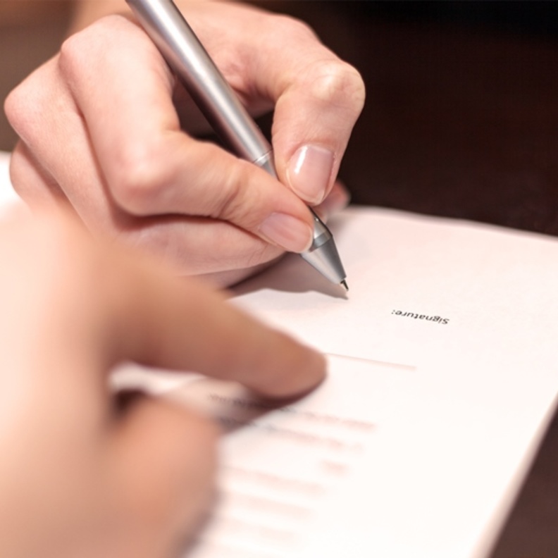 منشآت تتجاهل حق المرأة في توقيع العمليات