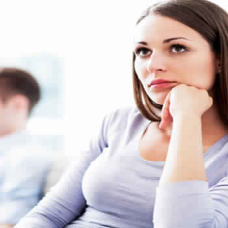 كيف تتحكمين بغيرتك على زوجك امام الآخرين 