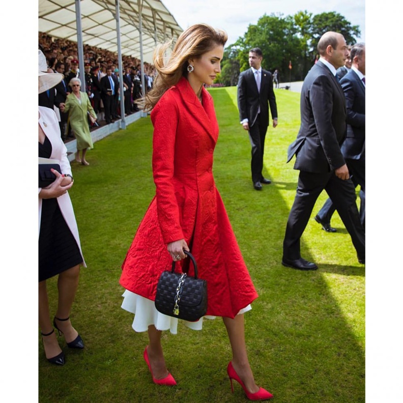 الملكة رانيا ترتدي المعطف الاحمر خلال تخريج سمو الأمير الحسين بن عبدالله الثاني