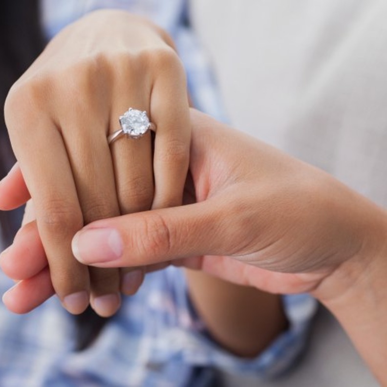 هكذا تحافظين على خاتم خطبتك الثمين