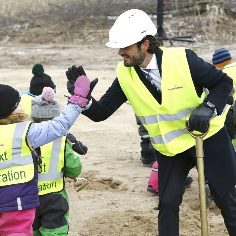 الأطفال تحمسوا لمشاركة الأمير كارل فيليب في البناء