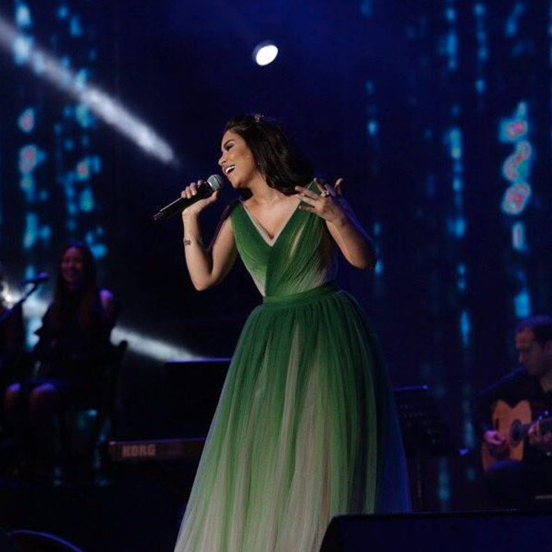 نجوى كرم تختار فستان أحمر بتوقيع نيكولا جبران