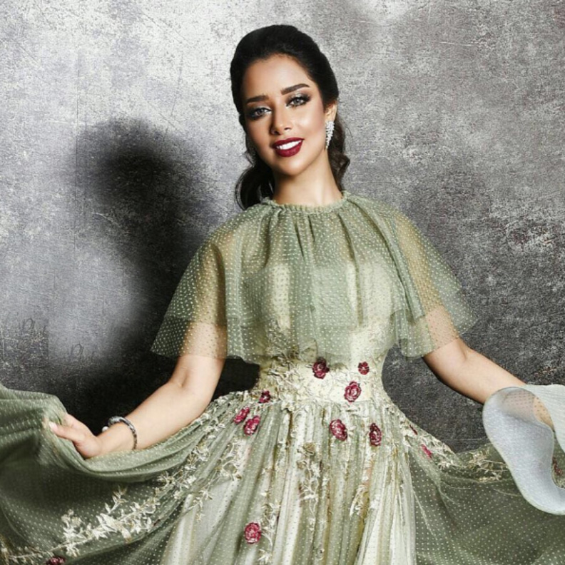 فستان بلقيس الفاخر مع الحبيبات البراقة المتطايرة والقبة العالية بتوقيع Michael Cinco