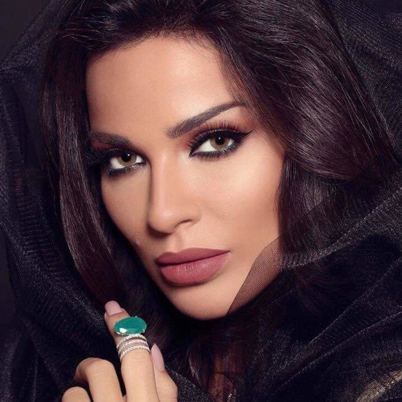 بلقيس تختار مكياج ترابي مع الشفايف الحمراء