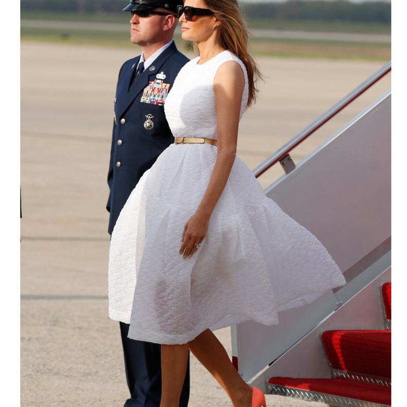 ميلانيا ترامب تختار فستان أبيض ذات القصة الواسعة من تصميم سيمون روشا ‏Simone Rocha