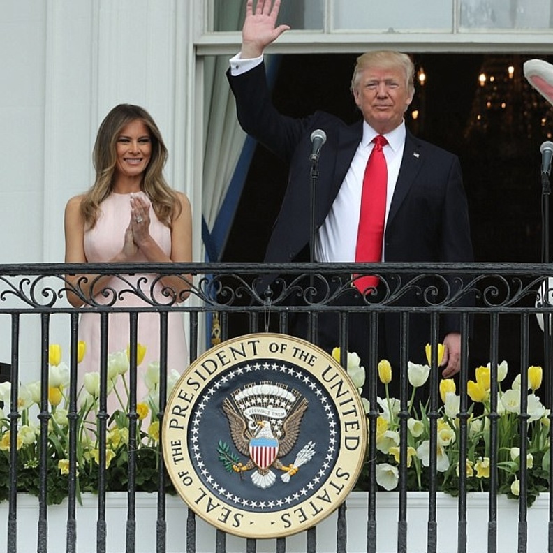 ميلانيا ترامب اضطرت لوكز زوجها أثناء عزف النشيد الوطني