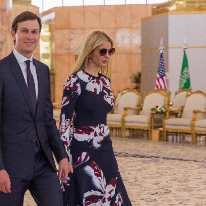 الأمير مقرن يعلم إيفانكا هز الفنجان حين الانتهاء من القهوة