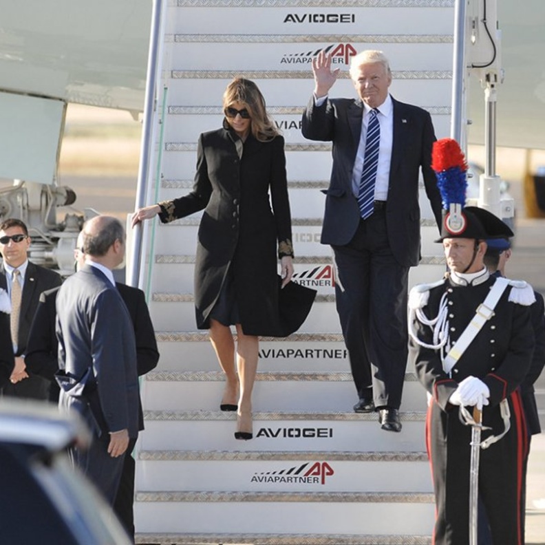 ميلانيا ترامب خلال وصولها الى مطار روما مع زوجها الرئيس الأميركي