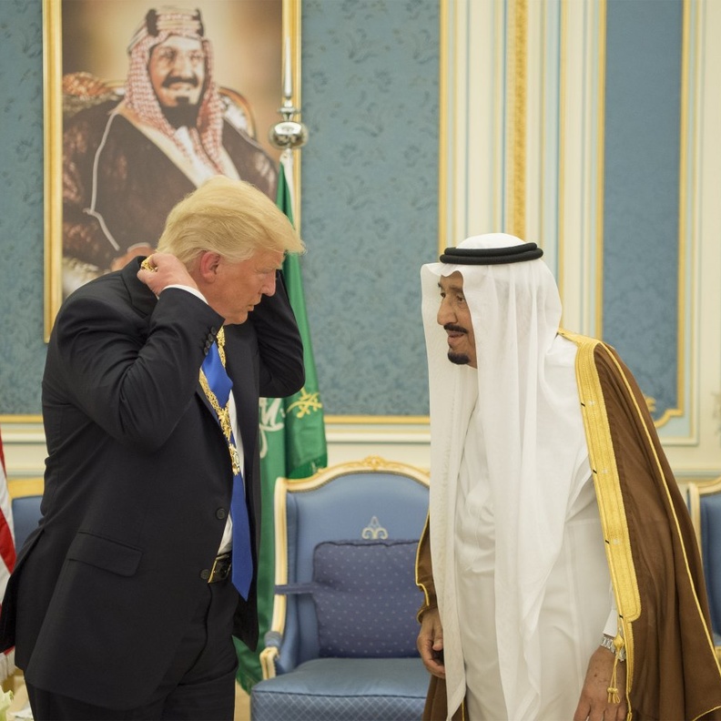 دونالد ترامب يرتدي وسام الملك عبدالعزيز