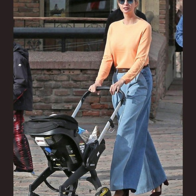 إيفانكا ترامب ‏Ivanka Trump‏ ‏ تتمايل في وضح النهار بموضة البنطلون الازرق الواسع