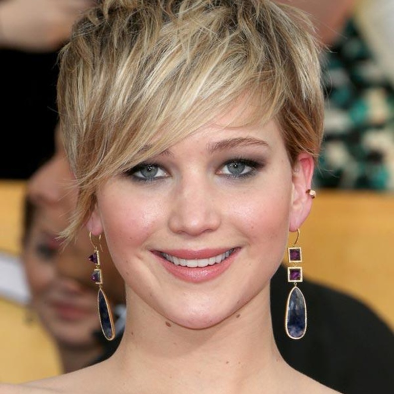 جينيفر لورانس ترتدي أقراط الماس من Ana Khouri