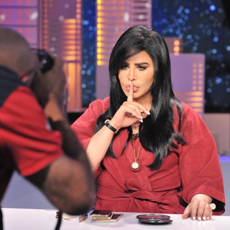 أحلام ترتدي التوبات الواسعة مع الأكمام وموضة الجينز