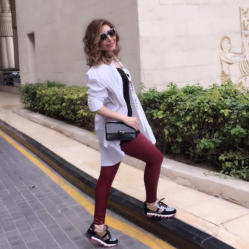  يارا ترتدي الحذاء الرياضي مع التصاميم السوداء