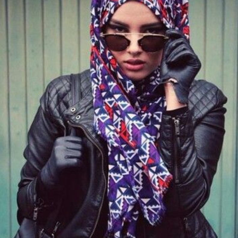 سيدة ترتدي قفازات جلدية سوداء أنيقة