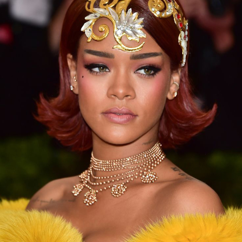 ليا سيدو متألقة بأقراط من شوبارد في مت غالا 2016.