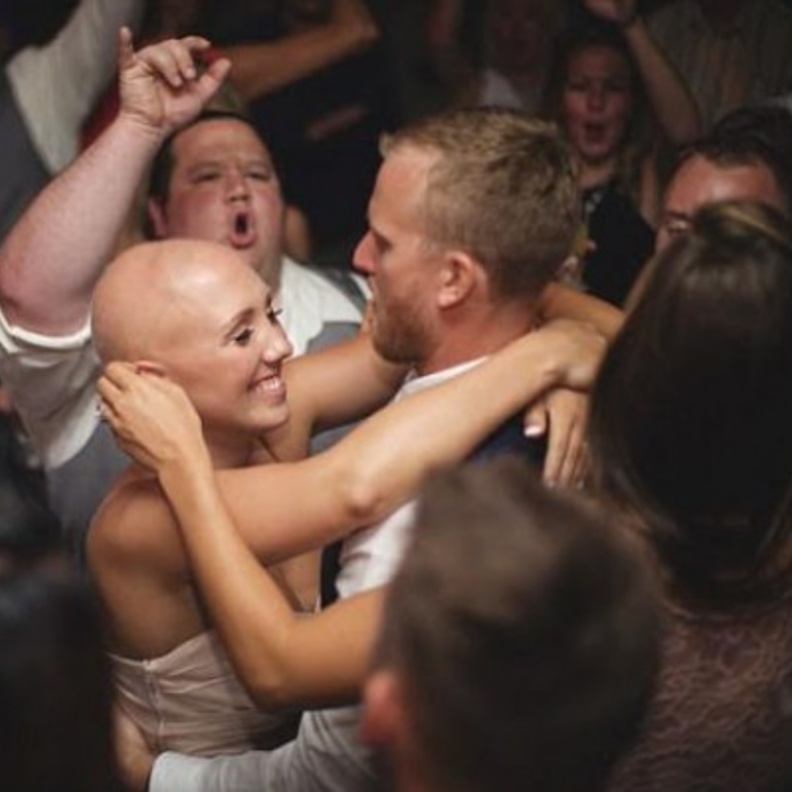 الابتسامة لم تفارق العروس