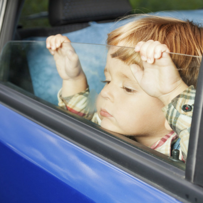 مخاطر ترك الاطفال بمفردهم في سيارة مغلقة