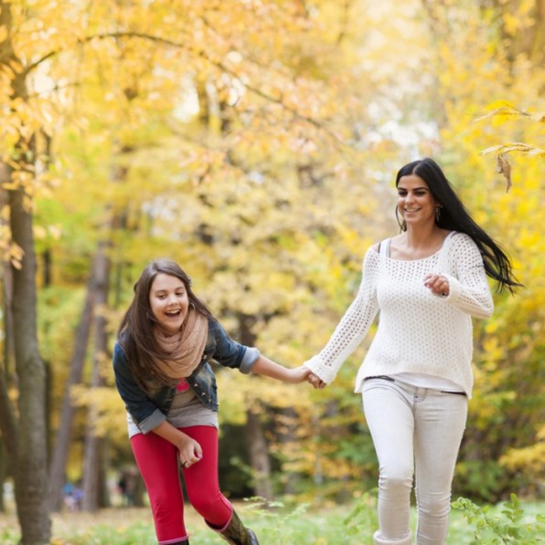 كيف تستطيع الام ان تكسب صداقة ابنتها المراهقة ؟