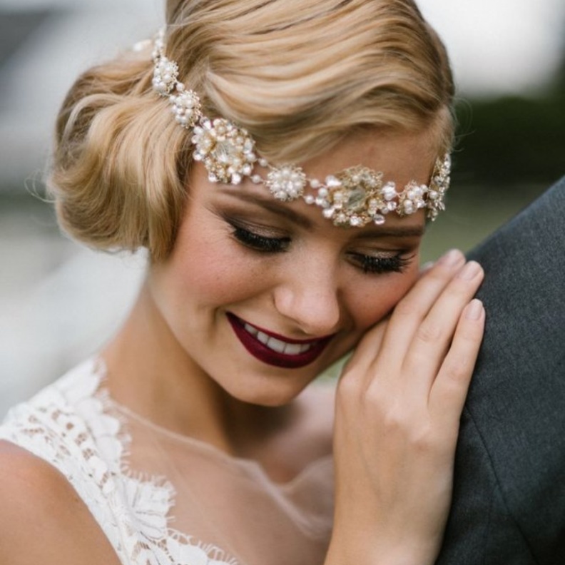 موديلات تسريحات الريترو المنسدل على الاكتاف.