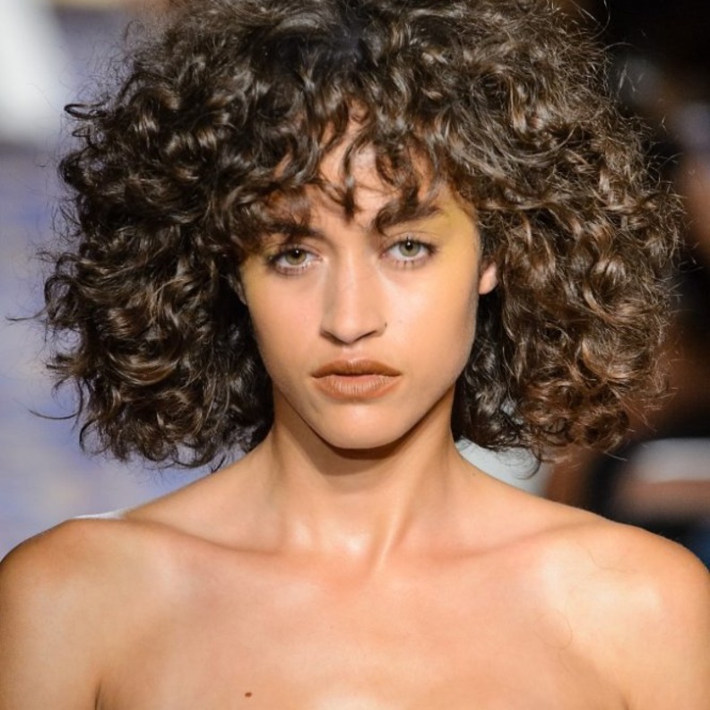 اجدد تسريحات شعر مع الغرة الأمامية على طريقة إيلي صعب