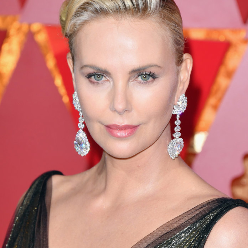 تشارليز ثيرون ترتدي اقراط الماس من شوبارد في حفل الأوسكار 2017 